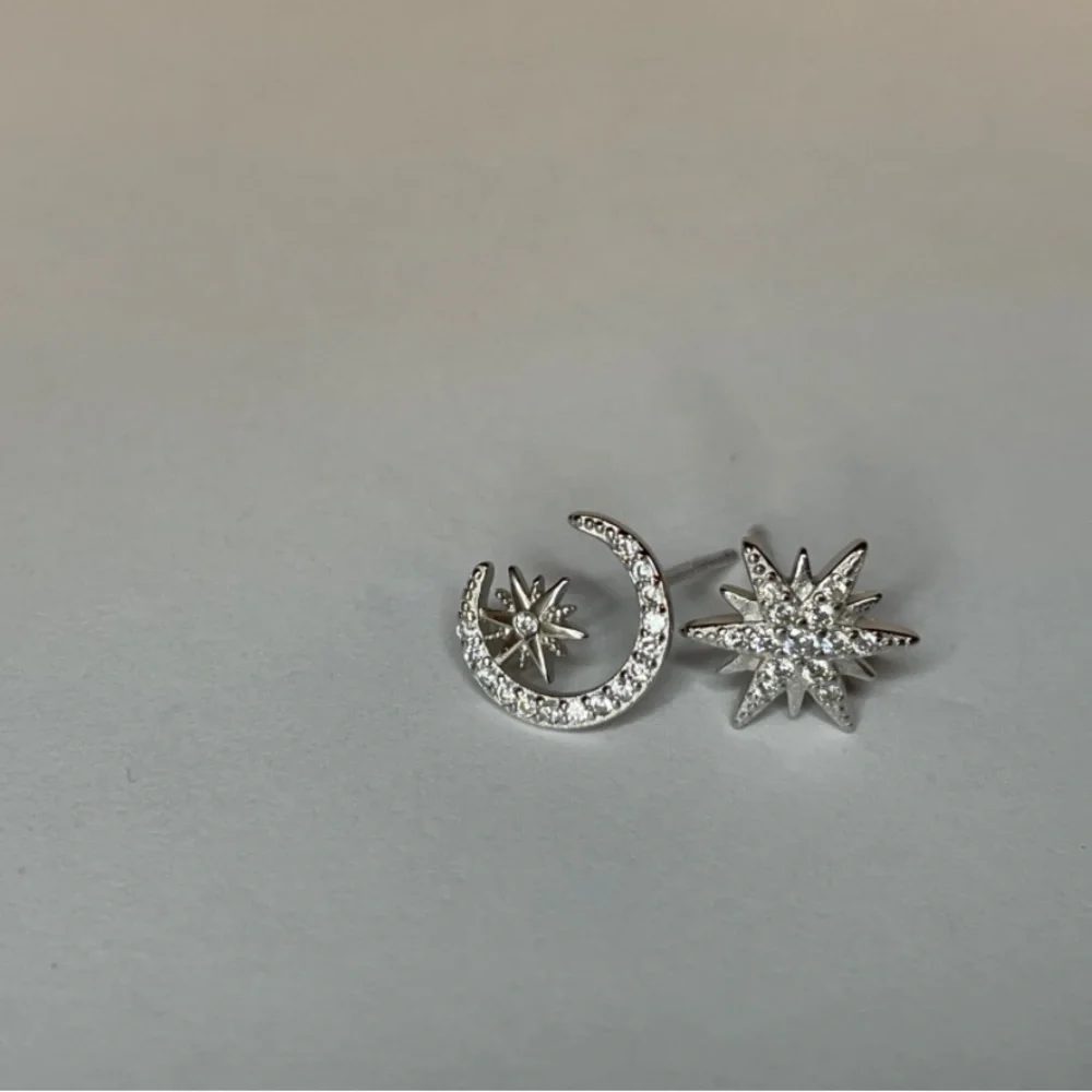 Day and Night Stud Earrings Asymmetric - Picture 4 of 10